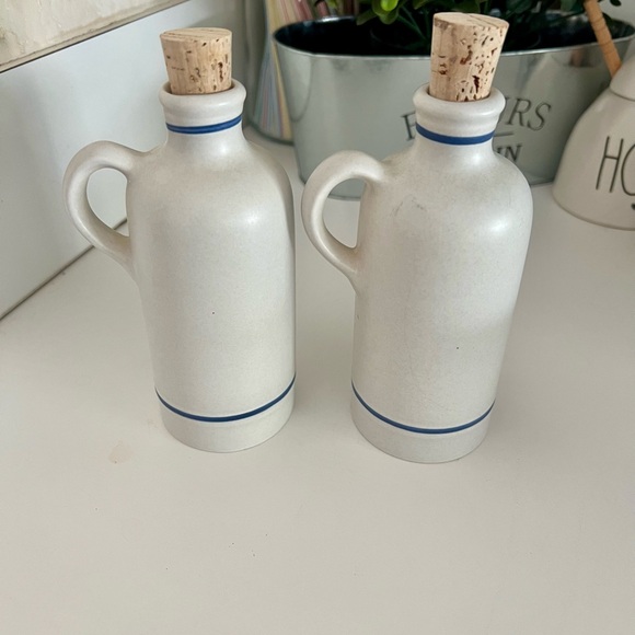 Pfaltzgraff Yorktowne Ceramic Vinegar and Oil Dispenser Set - White and Blue - Picture 2 of 3